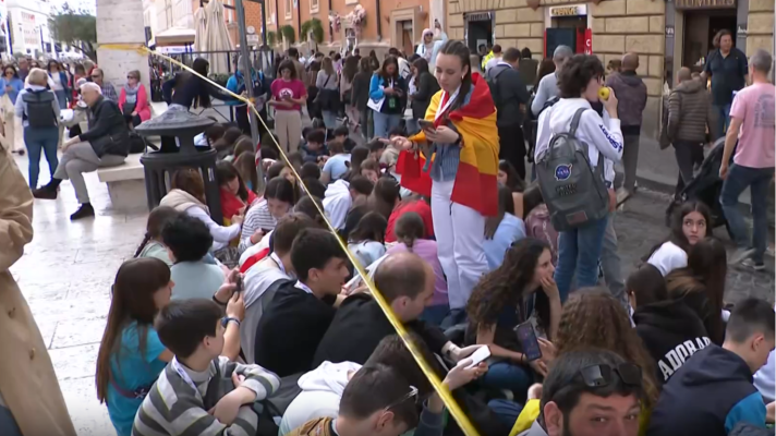 Jovenes católicos se despiden del papa