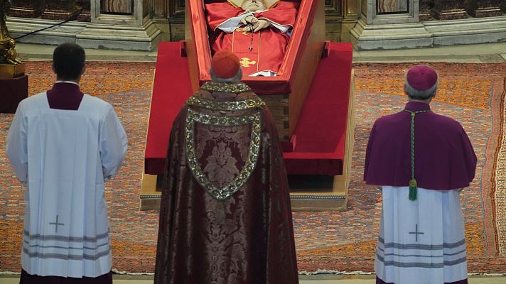 El cardenal camarlengo Kevin Joseph Farrell observa el cuerpo del papa Francisco en el interior de la Basílica de San Pedro