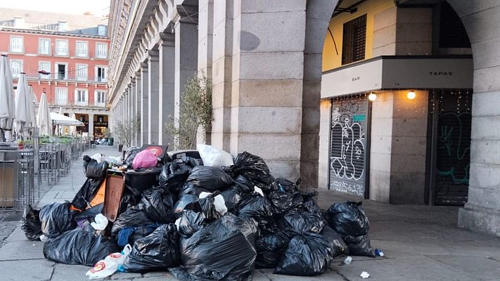 Telediario 2 - Quinto día de huelga de basuras en Madrid