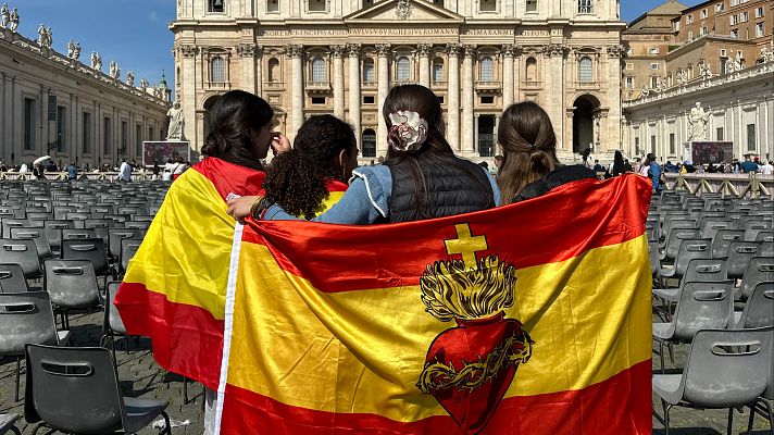 Jóvenes de Pamplona en la Plaza De San Pedro del Vaticano