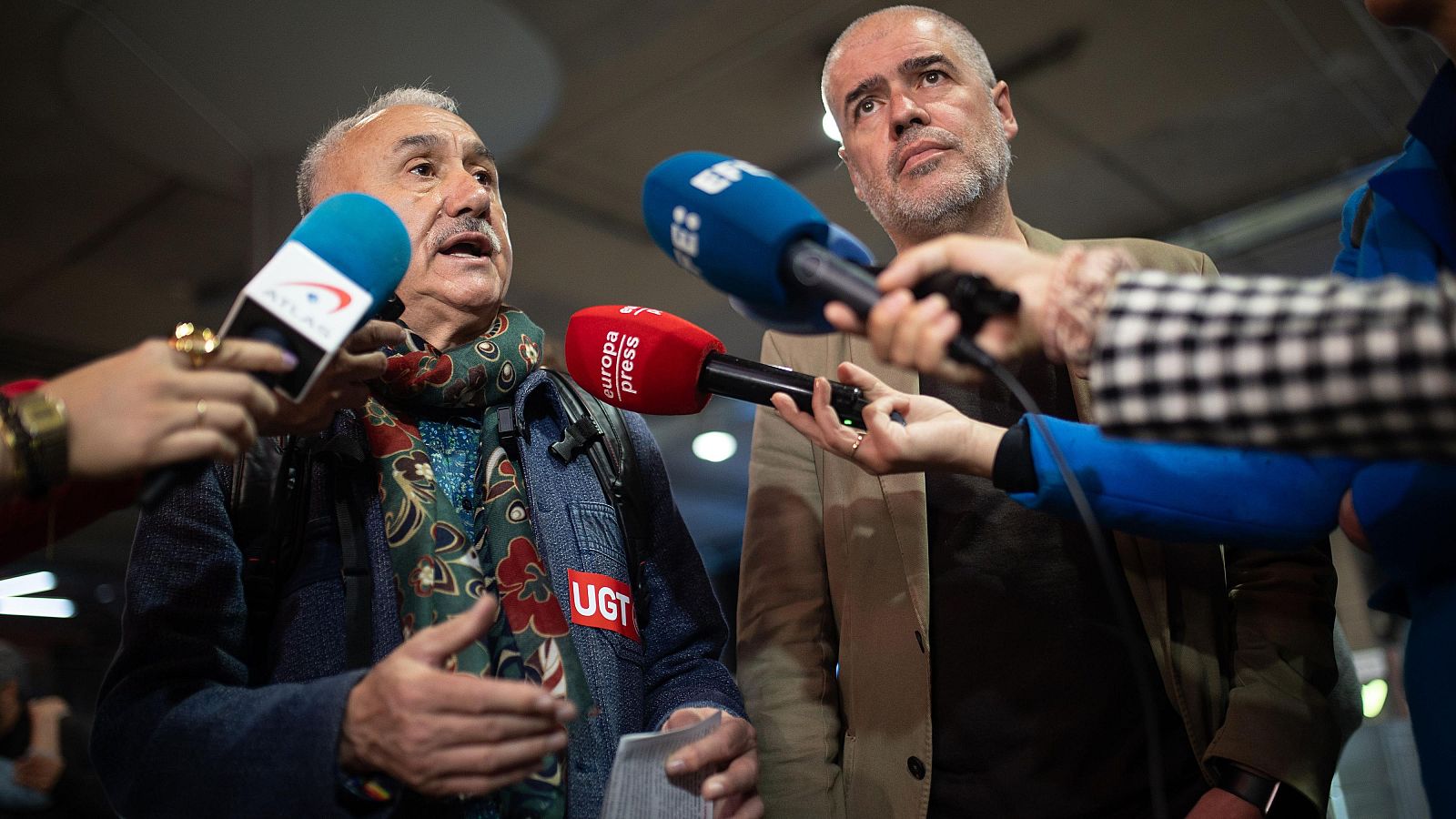 UGT y CCOO reparten octavillas por el 1 de mayo - Economía en 24 horas | Ver