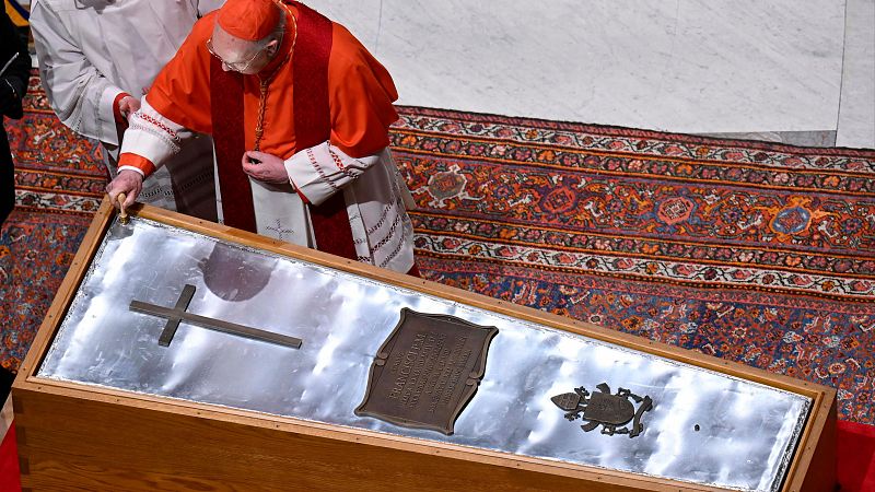 El camarlengo cierra el féretro del papa Francisco