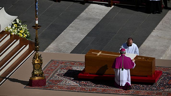 Especiales informativos - Lectura del Evangelio en castellano durante el funeral del papa Francisco en Roma