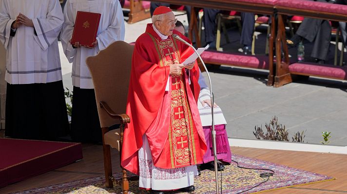El decano del Colegio Cardenalicio, Giovanni Battista Re, lee la homilía en la misa funeral por el papa Francisco