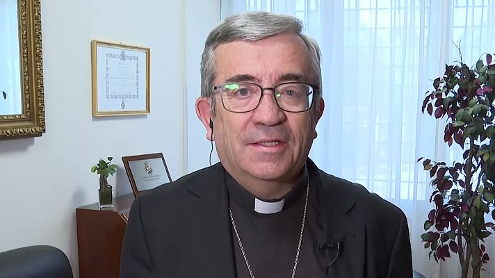 Arzobispo en entrevista, vestido con sotana, habla a cámara.  Ambiente de oficina con cuadros y planta visible.