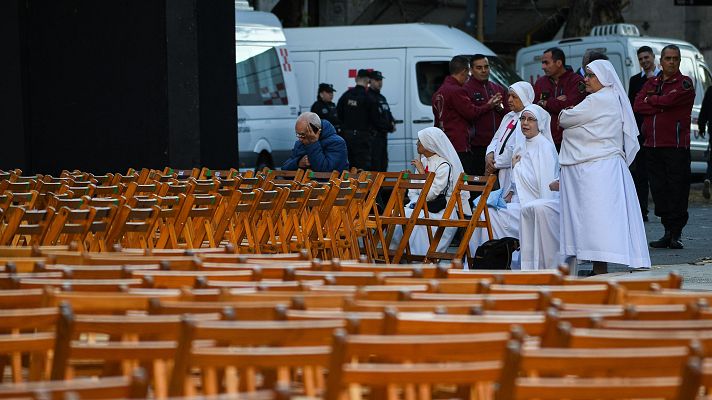 Varias personas se reúnen para observar a través de una pantalla el funeral del Papa Francisco en Roma, a 26 de abril de 2025, en Buenos Aires (Argentina)