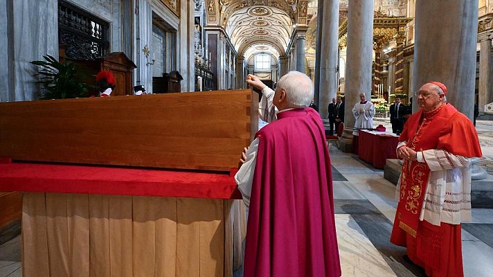 Vista del féretro del papa Francisco durante el rito de sepultura en el interior de la basílica de Santa María la Mayor