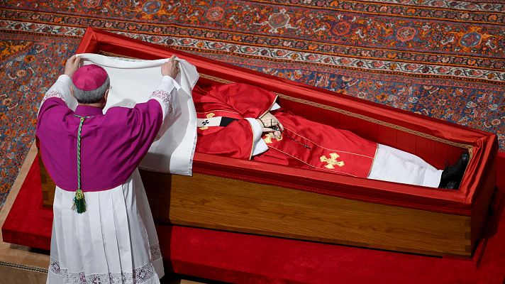 Así fue el cierre del féretro del ataúd del papa Francisco