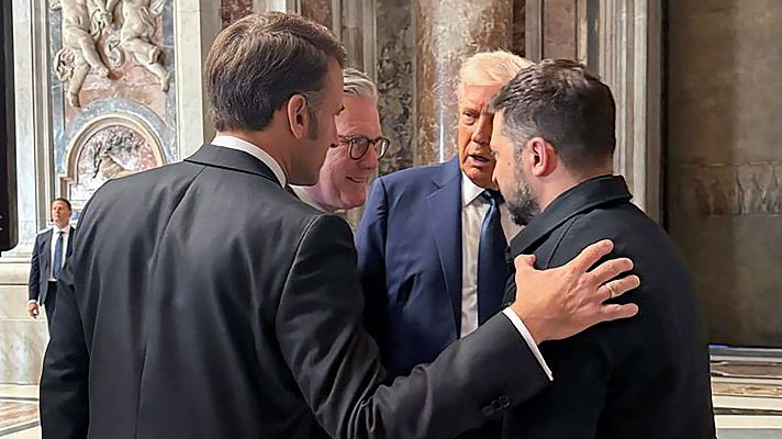 Emmanuel Macron, Keir Starmer, Donald Trump y Volodimir Zelenski hablando en la Basílica de San Pedro