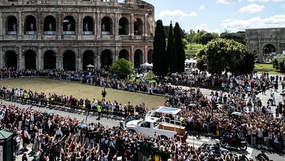 Miles de turistas viven el funeral del papa Francisco en Roma