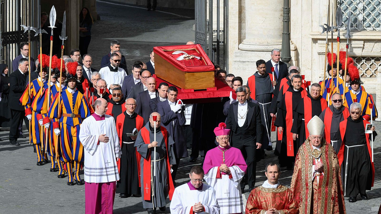La Guardia Suiza, el minúsculo ejército que custodia el Vaticano - Informativo 24h | Ver
