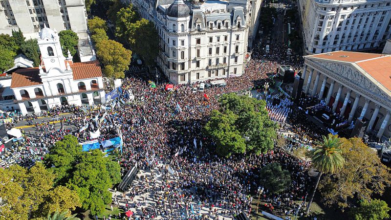 Miles de argentinos llenan el centro de Buenos Aires para decir adiós al papa Francisco
