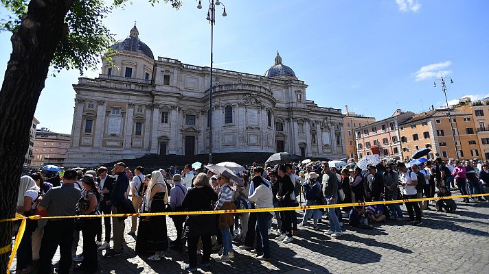 Fin de semana 24h - Emoción y largas colas en Santa María la Mayor para visitar la tumba del papa