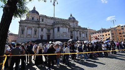 Emoci�n y largas colas en Santa Mar�a la Mayor para visitar la tumba del papa - Fin de semana 24h | Ver