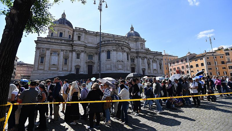 Emoción y largas colas en Santa María la Mayor para visitar la tumba del papa