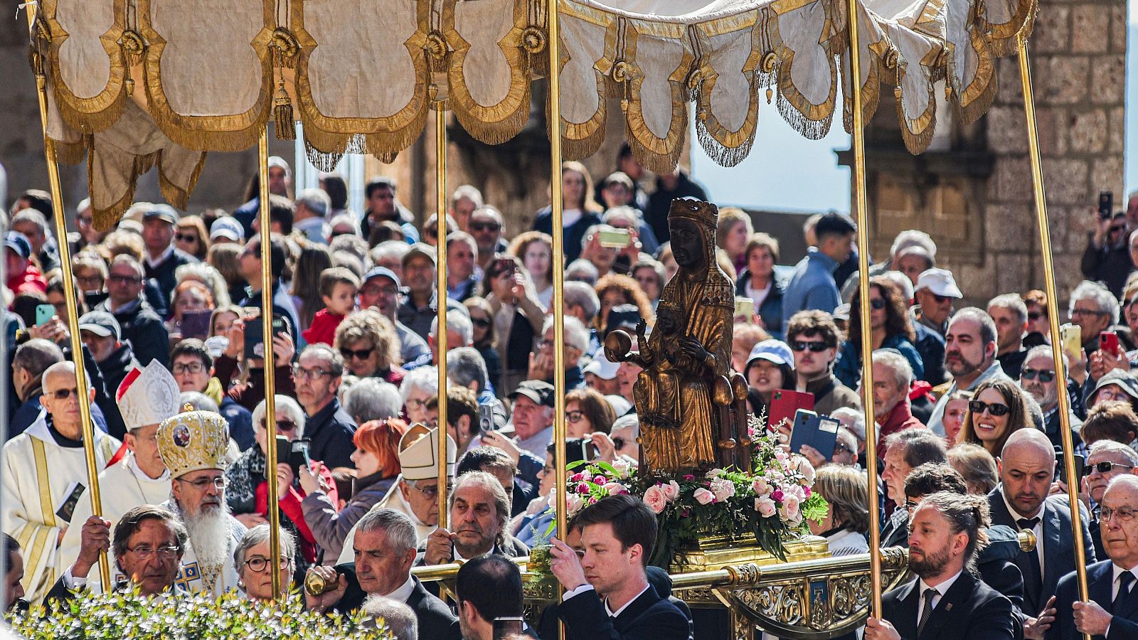Primera salida en procesión del siglo de la Virgen de Montserrat | Ver