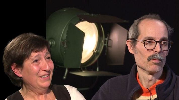 Silvana Salvatori y Jorge Guivernau, sonrientes, en un estudio de televisión con un gran foco detrás.