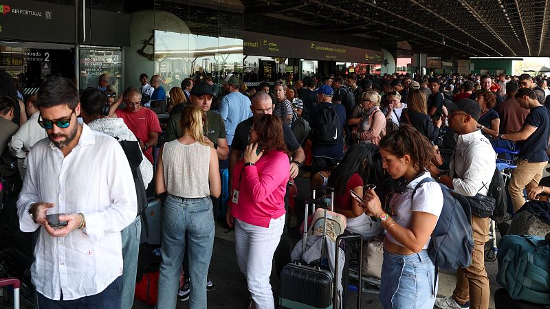El apagón generalizado provoca retrasos en los aeropuertos