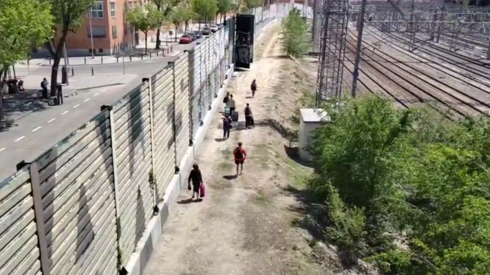 Modo Digital - El corte eléctrico deja a pasajeros caminando junto a las vías en la estación de Méndez Álvaro de Madrid