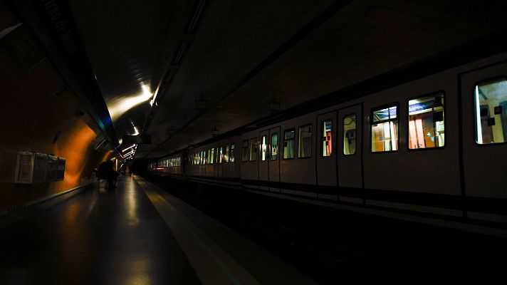 Especiales informativos - Retrasos en aeropuertos y tráfico ferroviario interrumpido por el apagón