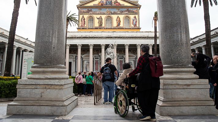 Telediario 1 - El turismo religioso bulle en Roma tras el funeral del papa