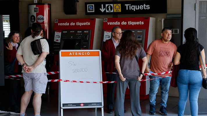 El apagón deja sin servicio metro y trenes en Barcelona y evacúan a miles de pasajeros