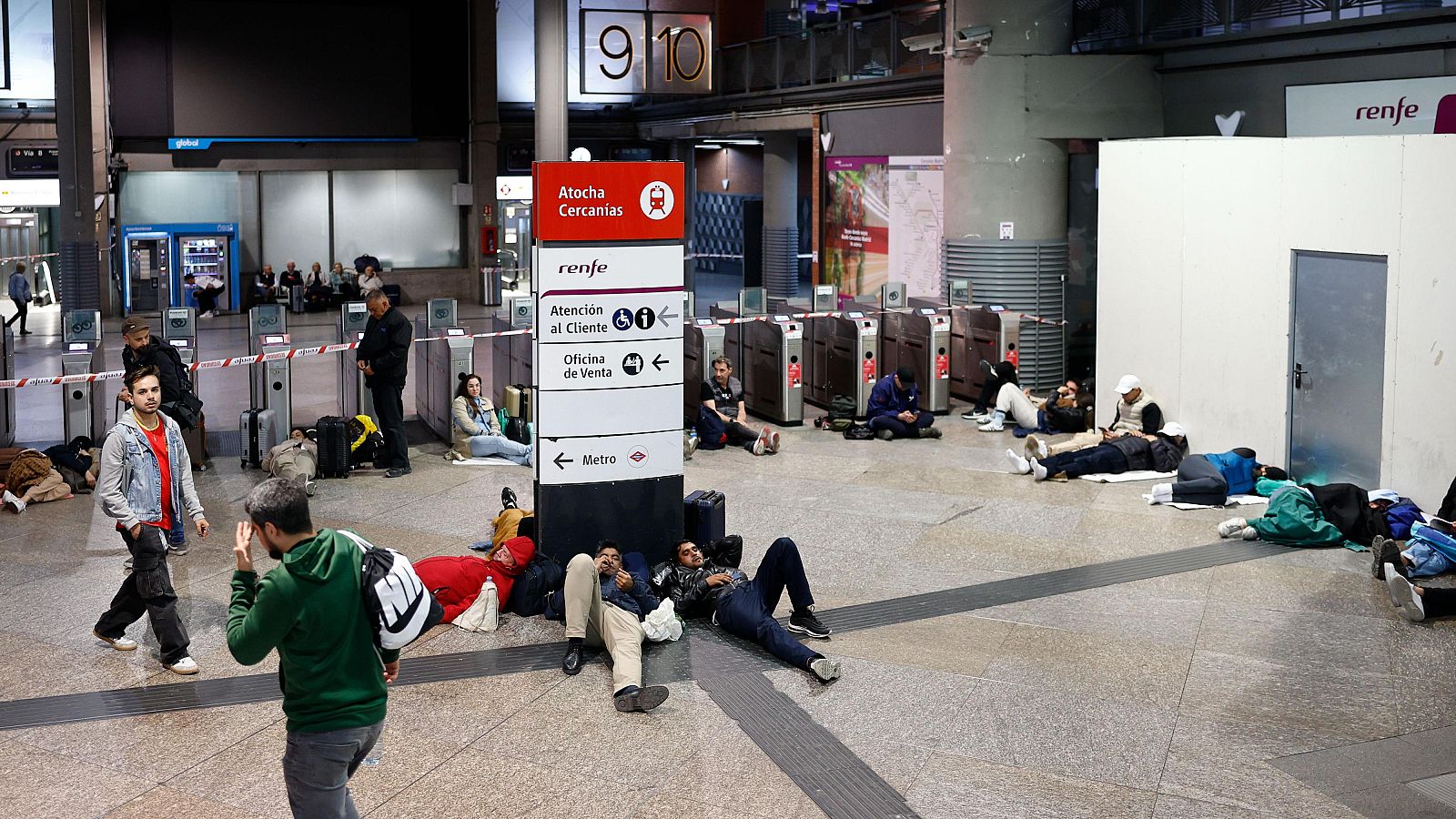 Volver a casa se convierte para muchos en una odisea debido al apagón - Telediario Matinal | Ver