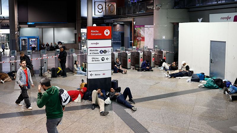 Volver a casa se convierte para muchos en una odisea debido al apagón - Telediario Matinal | Ver