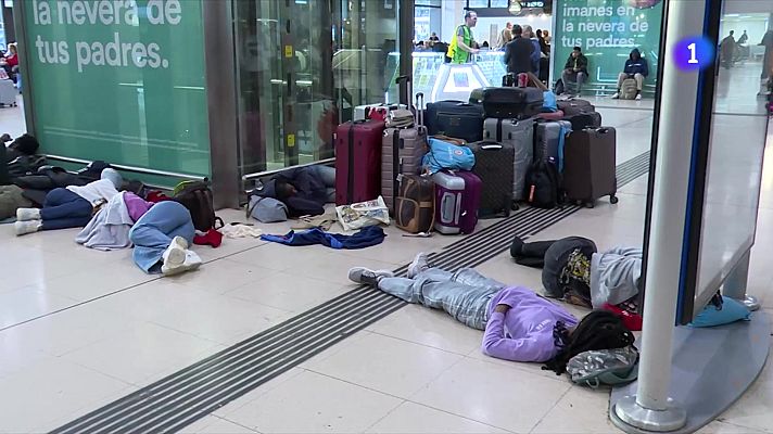 L'Informatiu - Uns 500 viatgers dormen a Sants mentre Barcelona es queda a les fosques