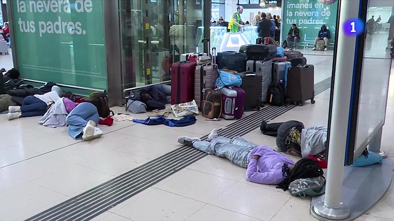 Uns 500 viatgers dormen a Sants mentre Barcelona es queda a les fosques - L'Informatiu | Veure