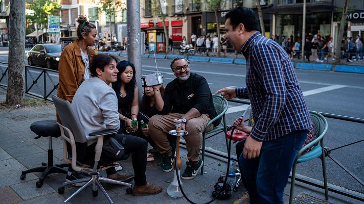 Un grupo de personas escucha la radio en Madrid, a 28 de abril de 2025.