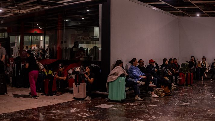 Telediario 1 - Centenares de viajeros tuvieron que pernoctar en estaciones de tren