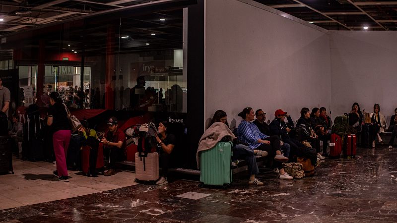 Centenares de viajeros tuvieron que pernoctar en estaciones de tren