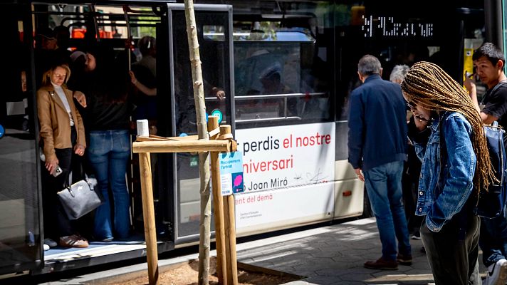 Telediario 1 - Confusión y largas esperas en las estaciones de tren debido al apagón