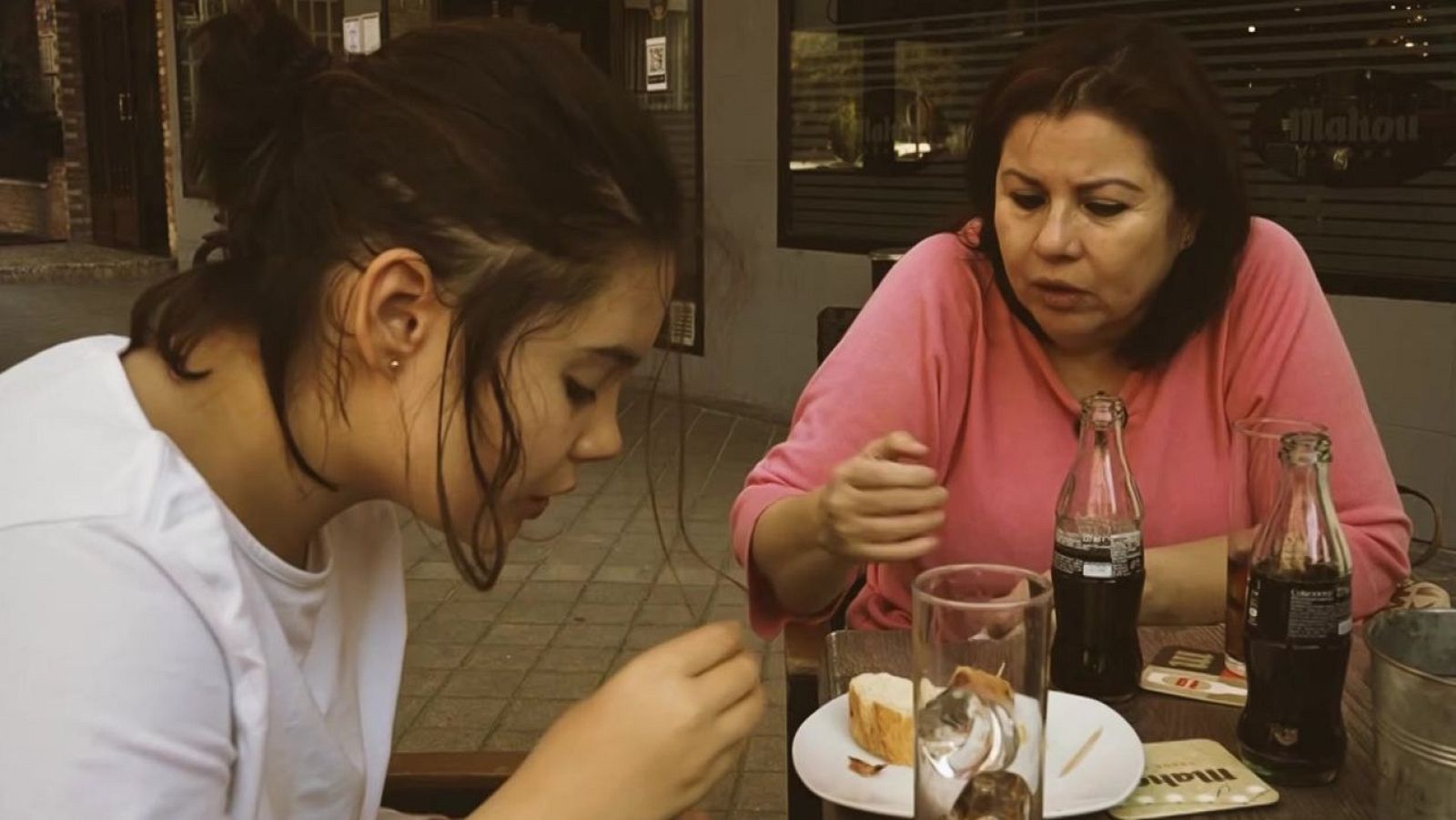 Un día con .... Adriana Sánchez, cuidadora principal de Natalia - Telediario Fin de Semana | Ver