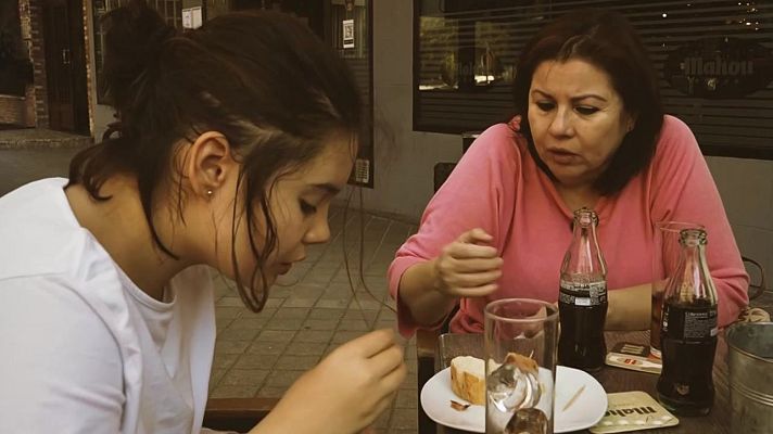 Telediario Fin de Semana - Un día con .... Adriana Sánchez, cuidadora principal de Natalia