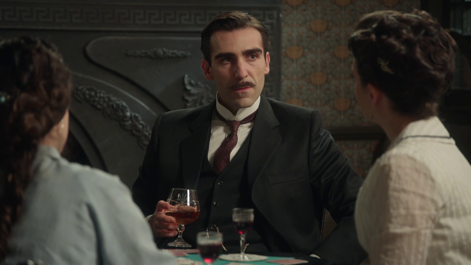 La Promesa - Lorenzo, inquieto ante el regalo del conde de Ayala - La promesa | Ver