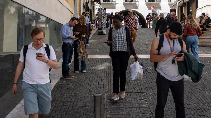 Las empresas reanudan sus servicios a lo largo de este martes - Telediario 1 | Ver