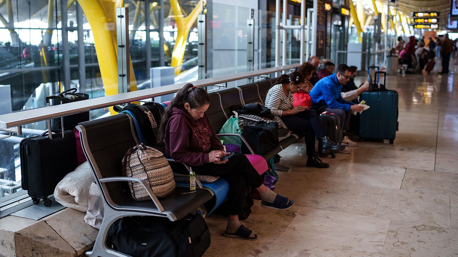 Los trenes reinician la marcha con retrasos y cancelaciones tras el apagón | Ver