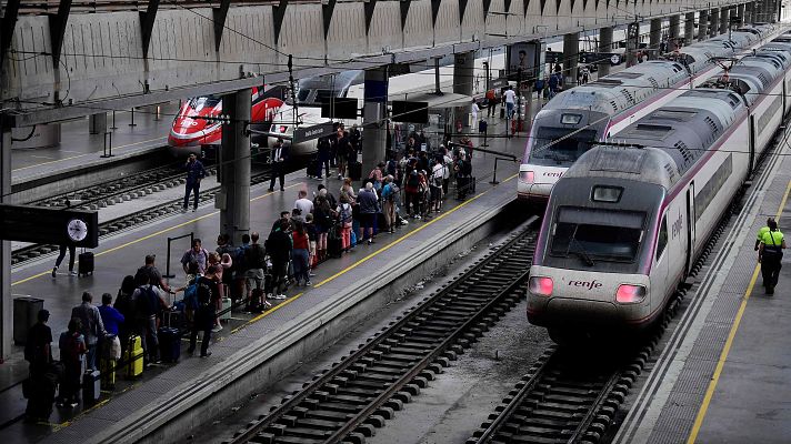 Pasajeros esperan en un andén para subir a un tren en la estación de tren de Santa Justa, en Sevilla, el 29 de abril de 2025.