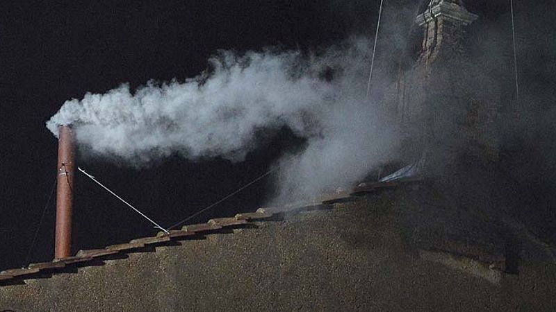 Fumata blanca, fumata negra: explicamos cómo se hace, químicamente, el color de las fumatas