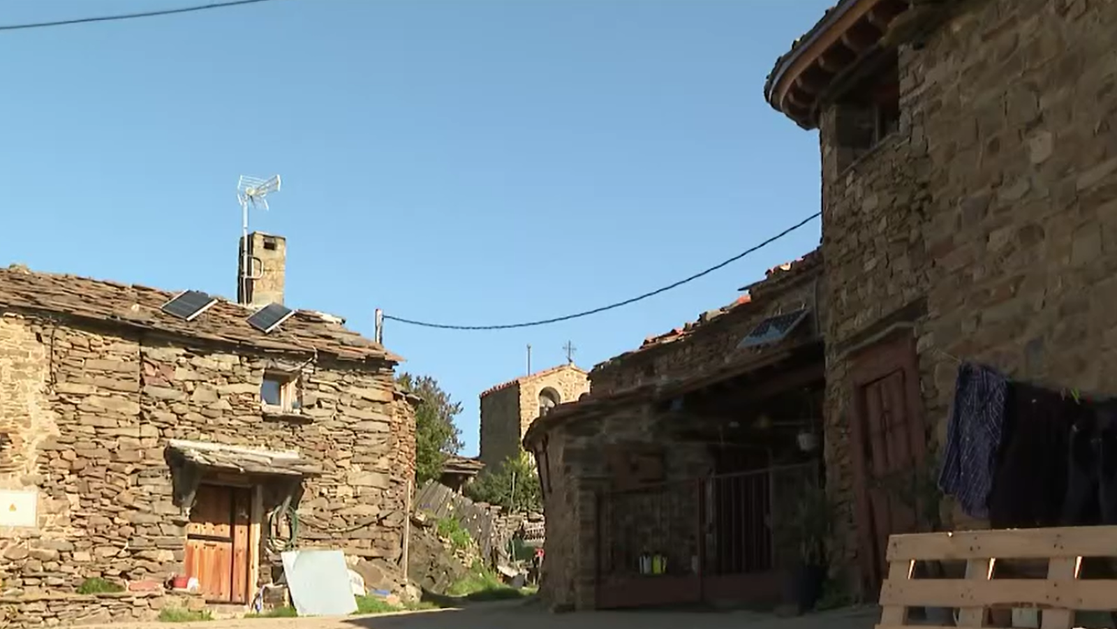 "Islas" energéticas rurales que resistieron al apagón - Telediario 1 | Ver