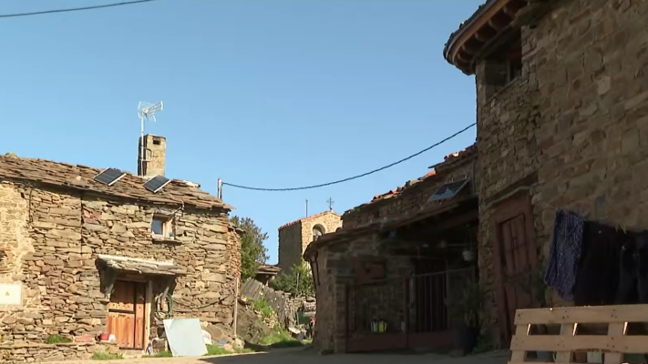 Telediario 1 - "Islas" energéticas rurales que resistieron al apagón gracias a sistemas autónomos