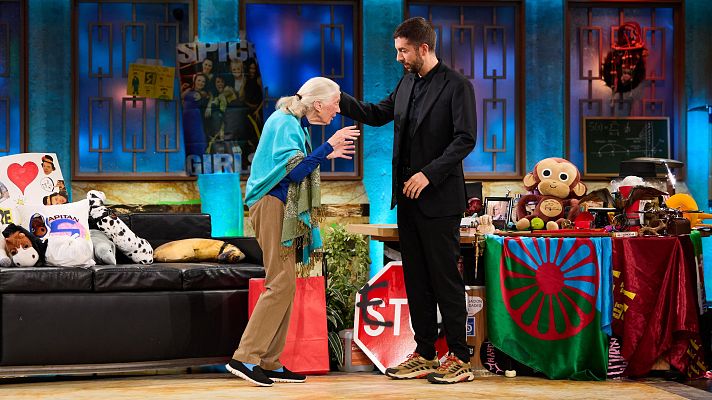 La Revuelta - Jane Goodall enseña a Broncano el saludo chimpancé