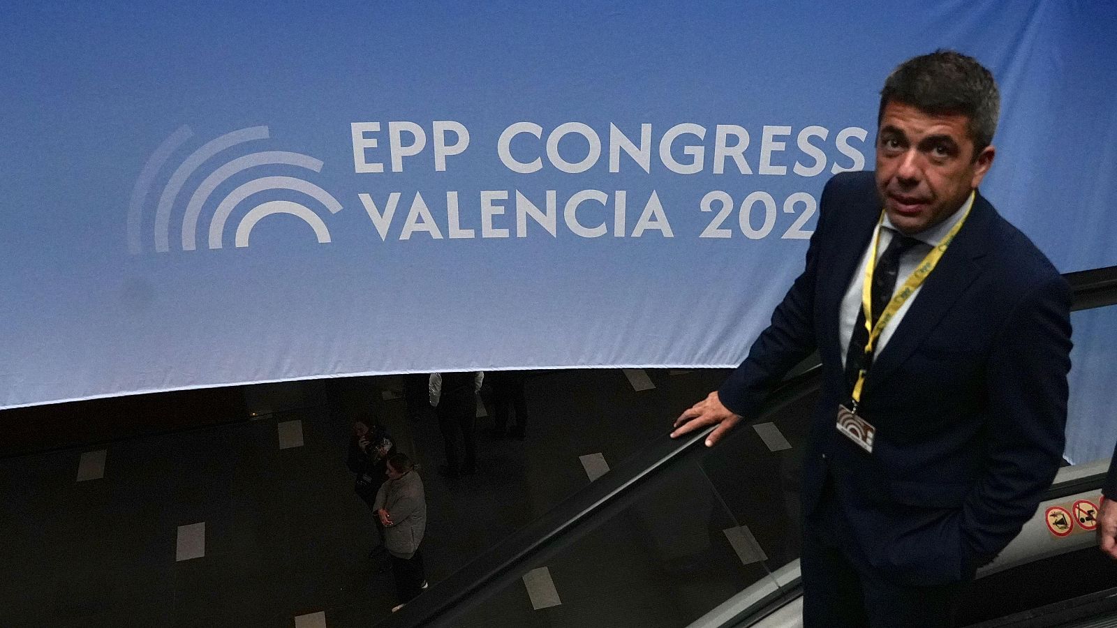 Mazón y Feijóo coinciden en el congreso de los 'populares' europeos tras la resaca del apagón - Telediario 2 | Ver