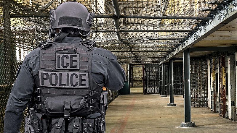 Un juez prohíbe a Trump usar una ley de 1798 para hacer deportaciones