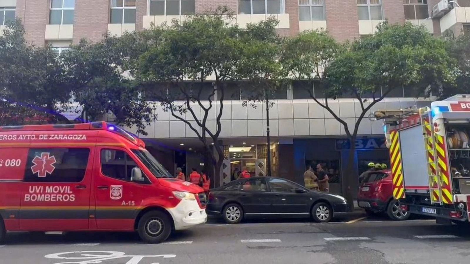 Un muerto y cuatro intoxicados por un incendio en Zaragoza | Ver