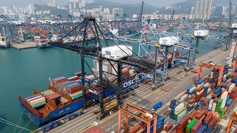 Pequeños paquetes que van de China a EE.UU. se gravaran con aranceles - Telediario 1 | Ver