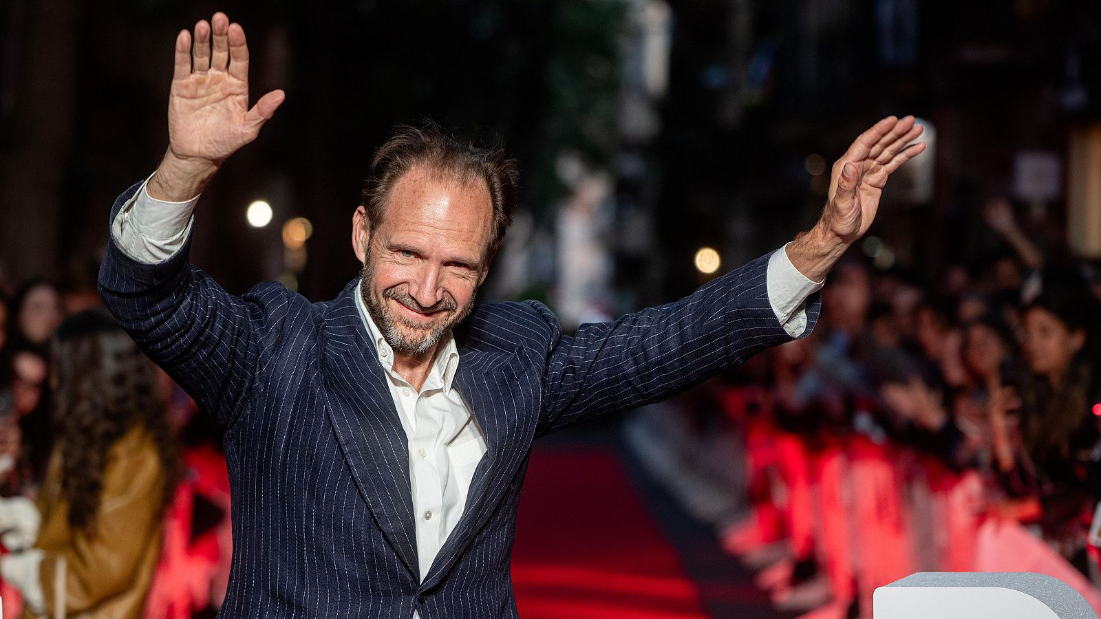 Ralph Fiennes compara la película 'Cónclave' con lo que pasa ahora en el Vaticano - Telediario 1 | Ver
