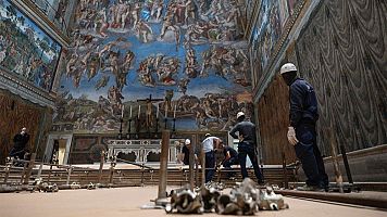 La Capilla Sixtina se prepara para iniciar el cónclave con la instalación de las estufas y las mesas de los cardenales